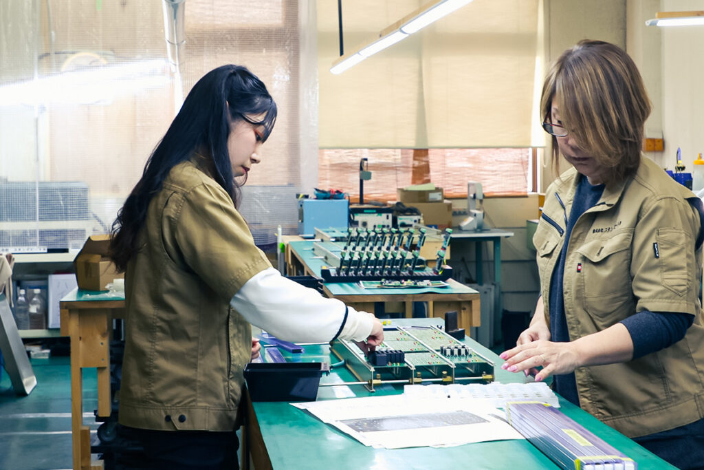 作業中の2人の女声スタッフ